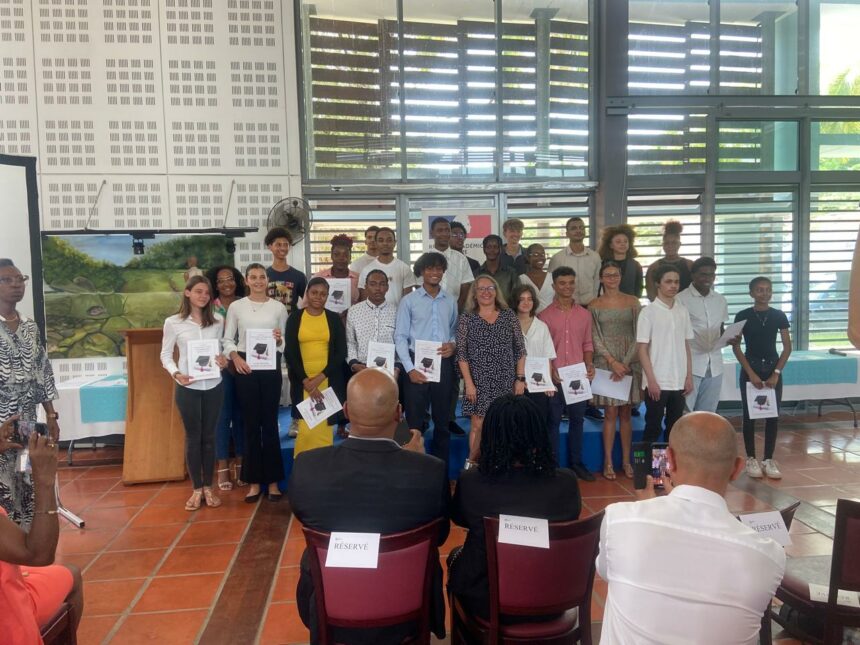 Cérémonie de récompenses en faveur du meilleur bachelier de chaque établissement de Guadeloupe, le 9 juillet au lycée hôtelir au Gosier. Photo : Le Courrier de Guadeloupe