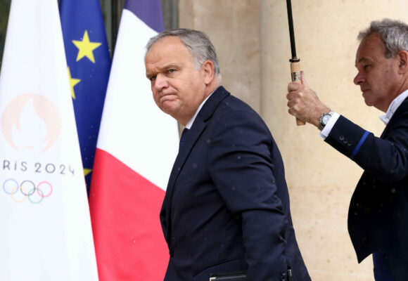 François-Noël Buffet arrive en réunion ministérielle au Palais de l'Élysée, à Paris, ce 23 septembre 2024. Photo : Tom Nicholson/Sipa