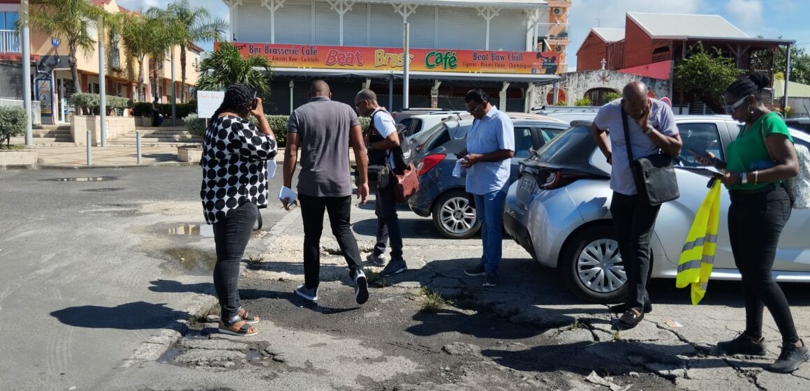 Le 13 septembre, le maire de Saint-François, Jean-Luc Périan, accompagné des élus M. Suédois et Mme Brosius, dresse le bilan des travaux routiers à venir dans le bourg avec les services techniques, représentés par Mme Jean-Noël, et le bureau d'étude Vialis, représenté par M. Nicolas Bruno. Photo : FB Commune de Saint-François