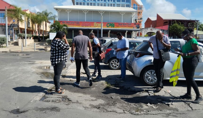 Le 13 septembre, le maire de Saint-François, Jean-Luc Périan, accompagné des élus M. Suédois et Mme Brosius, dresse le bilan des travaux routiers à venir dans le bourg avec les services techniques, représentés par Mme Jean-Noël, et le bureau d'étude Vialis, représenté par M. Nicolas Bruno. Photo : FB Commune de Saint-François