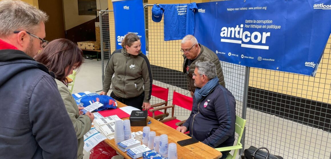 Le 31 mai 2024, le stand d'Anticor au Festival Faire Autrement dédié à mieux faire vivre la démocratie, la préservation des ressources et l’innovation collective. Photo : Anticor