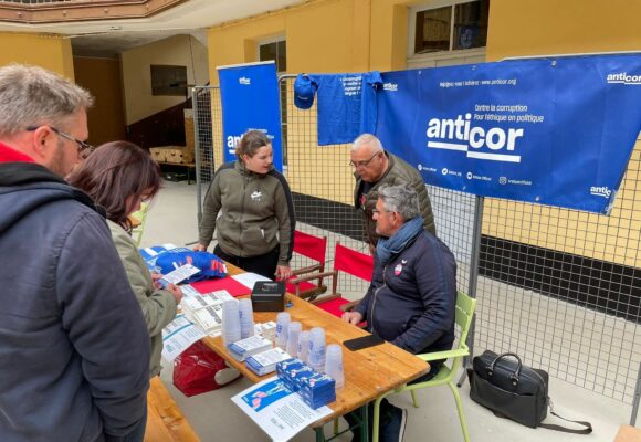 Le 31 mai 2024, le stand d'Anticor au Festival Faire Autrement dédié à mieux faire vivre la démocratie, la préservation des ressources et l’innovation collective. Photo : Anticor