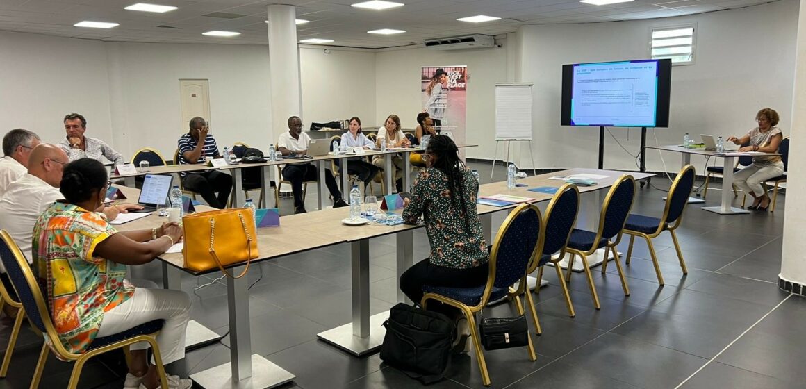 Le conseil d’orientation paritaire du financeur de formation Akto, s’est réuni en Guadeloupe le 1er octobre, en présence de Laurent Barthelemy, président de l’organisme. Yolande Berthelot (CFDT) et Philippe Roquelaure (Medef Guadeloupe) ont participé aux discussions sur les enjeux de l'emploi et de la formation dans les secteurs des services. Photo : Akto