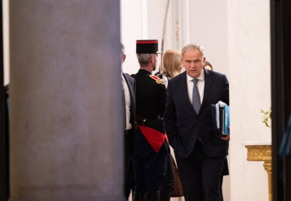 Ministre auprès du Premier ministre chargé des Outre-mer, François-Noël Buffet quitte l'Elysée après le conseil des ministres hebdomadaires au cours duquel le budget 2025 a été présenté le 10 octobre 2024 à Paris. Photo : Jeanne Accorsini / Sipa