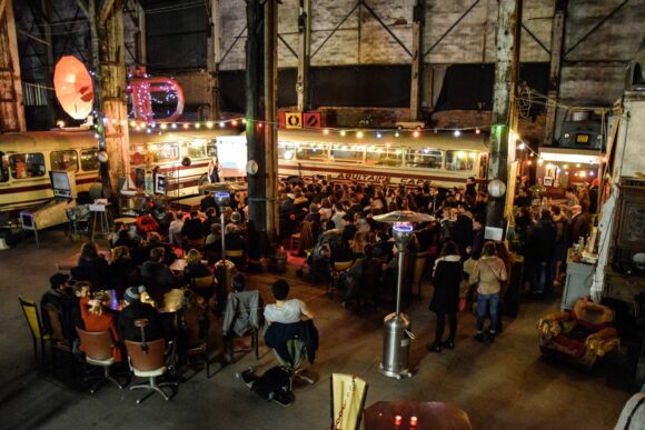 Le Garage Moderne à Bordeaux, un espace de réparation, de création et de rencontres, où l'on répare autant les objets que les liens sociaux. Photo : FB Le Garage moderne