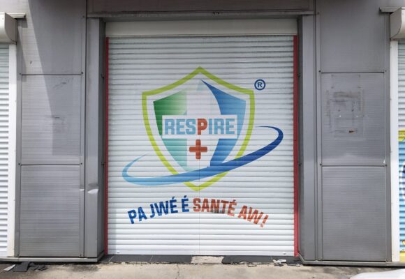 L'affaire Respire + (Respire plus), du nom de l'entreprise créée en mai 2020 pour fabriquer des masques chirurgicaux au début de la pandémie de covid-19, a été jugée le 17 octobre à Pointe-à-Pitre