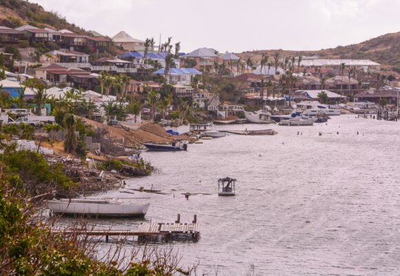 La Baie d'Oyster Pond à Saint-Martin le 21 février 2018, beaucoup de bateaux ont coulé pendant l’ouragan Irma, les quais ont été détruits. Depuis 6 mois, quelques bateaux ont été sortis de l'eau mais il reste encore beaucoup à faire. Photo : Amblard Florianne/Sipa