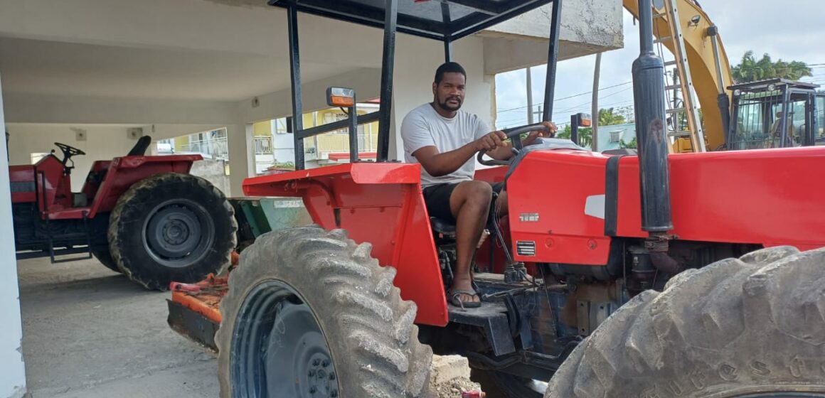 Cyrille Moutoussamy, jeune agriculteur, sur son tracteur au Moule, le 25 octobre 2024. Photo : Pierre-Édouard Picord / Le Courrier de Guadeloupe