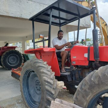 Cyrille Moutoussamy, jeune agriculteur, sur son tracteur au Moule, le 25 octobre 2024. Photo : Pierre-Édouard Picord / Le Courrier de Guadeloupe