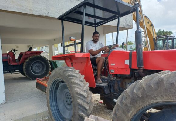 Cyrille Moutoussamy, jeune agriculteur, sur son tracteur au Moule, le 25 octobre 2024. Photo : Pierre-Édouard Picord / Le Courrier de Guadeloupe