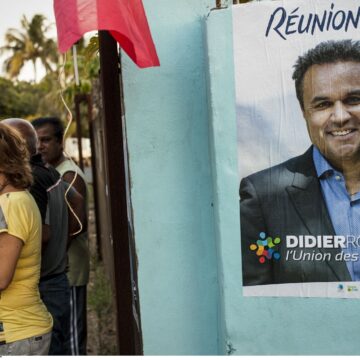 Les gens attendent un rassemblement du candidat aux élections régionales Didier Robert, à Saint Pierre, Ile de la Réunion, 11 décembre 2015. Après les résultats du premier tour, le président sortant affrontera une union de la gauche et du centre. Photo : Arnaud Andrieu / Sipa