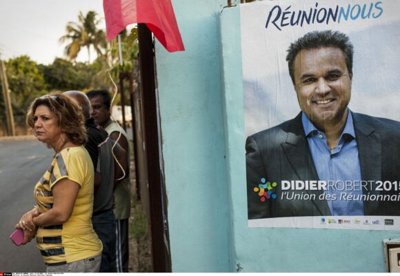 Les gens attendent un rassemblement du candidat aux élections régionales Didier Robert, à Saint Pierre, Ile de la Réunion, 11 décembre 2015. Après les résultats du premier tour, le président sortant affrontera une union de la gauche et du centre. Photo : Arnaud Andrieu / Sipa