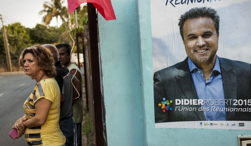 Les gens attendent un rassemblement du candidat aux élections régionales Didier Robert, à Saint Pierre, Ile de la Réunion, 11 décembre 2015. Après les résultats du premier tour, le président sortant affrontera une union de la gauche et du centre. Photo : Arnaud Andrieu / Sipa