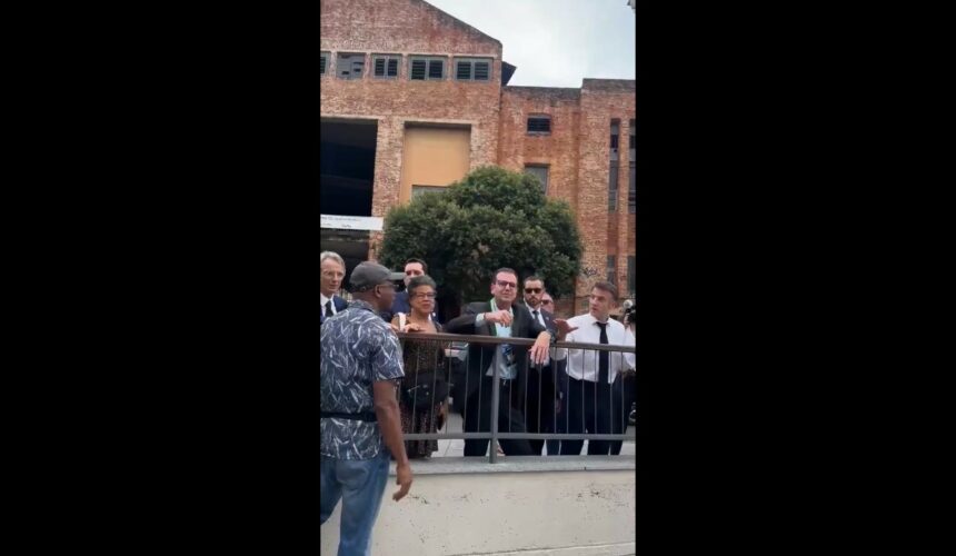 En marge du G20 à Rio, le 20 novembre, Emmanuel Macron qualifie de "terrible" le limogeage de l'ex-Premier ministre haïtien Garry Conille et de « cons ». Capture écran X @windyphele