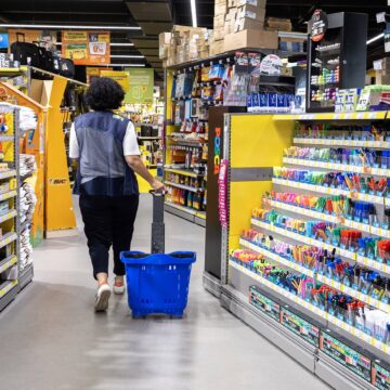 Achats des fournitures scolaires pour la rentrée des classes dans un établissement Bureau Vallée en France. Photo : Syspeo / Sipa