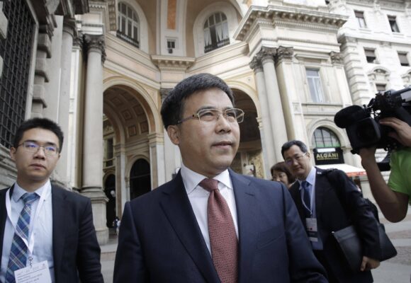 Liu Liange, alors président de la Banque de Chine, arrive à l'occasion du forum financier Italie-Chine, à la mairie de Palazzo Marino, à Milan, en Italie, le 10 juillet 2019. Photo : AP Photo/Luca Bruno