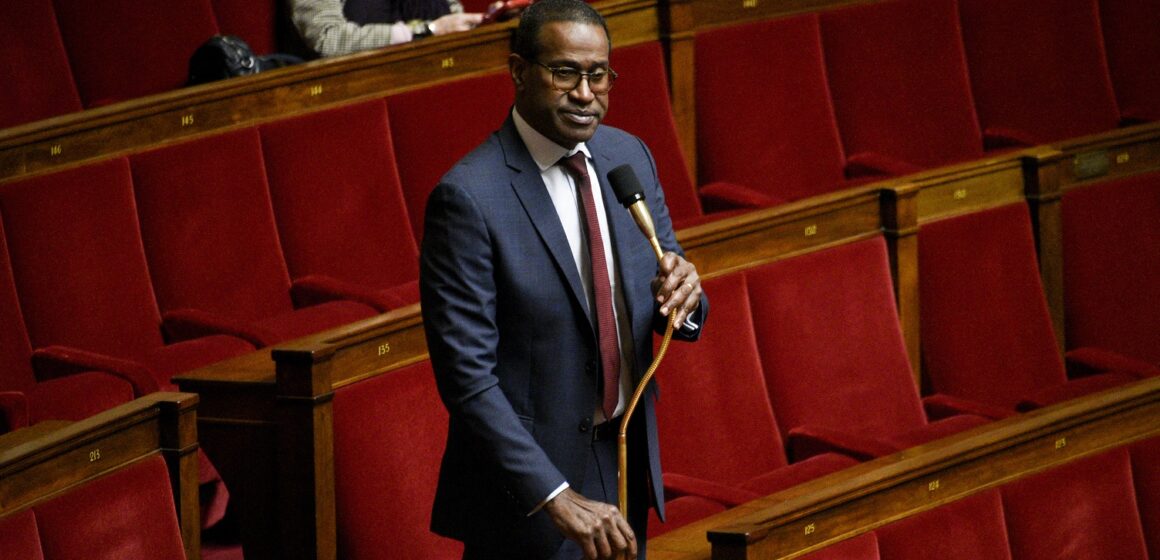 L'Assemblée nationale, Paris le 18 mars 2024. Le député de Guadeloupe Max Mathiasin intervient sur le report du renouvellement général des membres des congrès et assemblées de Nouvelle-Calédonie. Photo : Magali Cohen / Hans Lucas via AFP