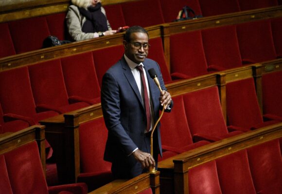 L'Assemblée nationale, Paris le 18 mars 2024. Le député de Guadeloupe Max Mathiasin intervient sur le report du renouvellement général des membres des congrès et assemblées de Nouvelle-Calédonie. Photo : Magali Cohen / Hans Lucas via AFP