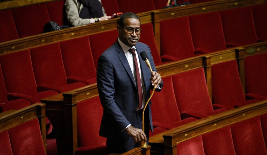L'Assemblée nationale, Paris le 18 mars 2024. Le député de Guadeloupe Max Mathiasin intervient sur le report du renouvellement général des membres des congrès et assemblées de Nouvelle-Calédonie. Photo : Magali Cohen / Hans Lucas via AFP