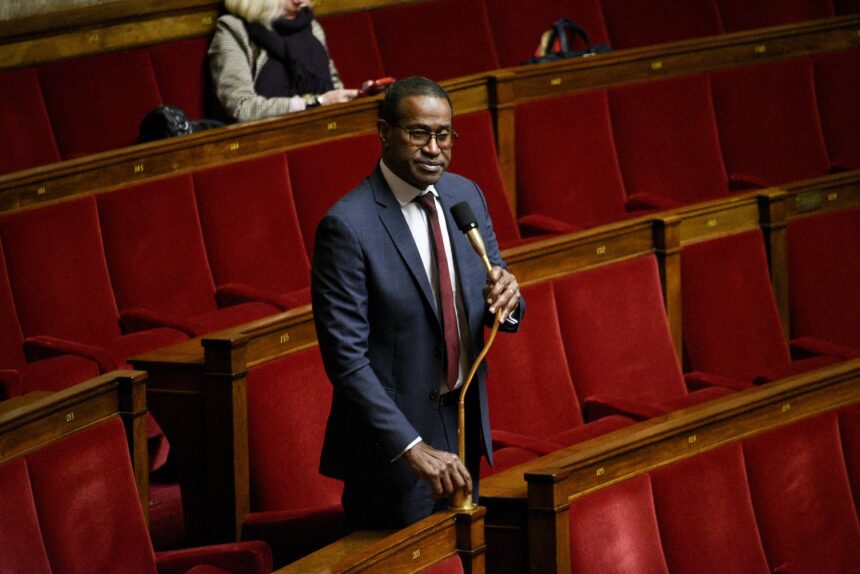 L'Assemblée nationale, Paris le 18 mars 2024. Le député de Guadeloupe Max Mathiasin intervient sur le report du renouvellement général des membres des congrès et assemblées de Nouvelle-Calédonie. Photo : Magali Cohen / Hans Lucas via AFP