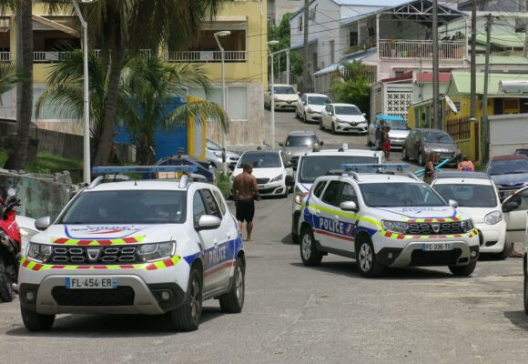 Opération de police sur la plage de la Datcha au Gosier le 28 aout 2021. Photo : Morel Gilles / Sipa