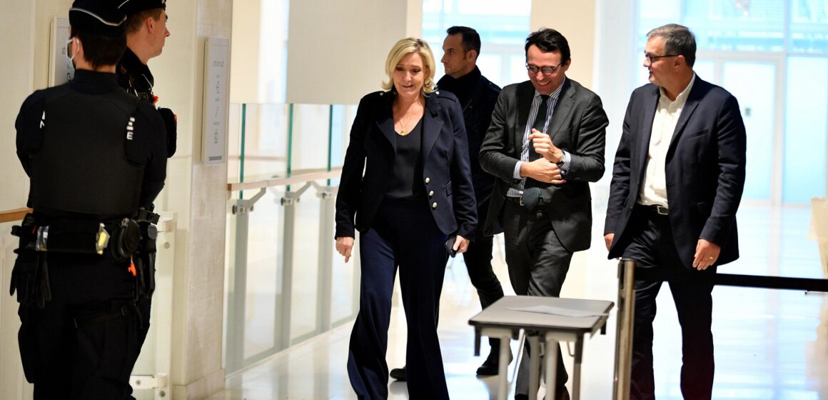 Paris le 13 novembre 2024. Marine Le Pen, ancienne présidente du parti d'extrême droite Rassemblement national (RN), aujourd'hui députée, et Louis Aliot, vice-président du parti, photographiés pendant une pause lors de l'audience des plaidoiries finales de leur procès avec 24 autres personnes pour détournement de fonds du Parlement européen au profit du parti d'extrême droite. Photo : Cyril Pecquenard / Sipa