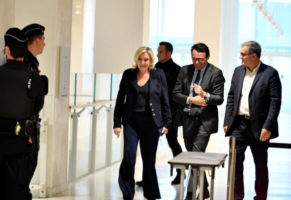 Paris le 13 novembre 2024. Marine Le Pen, ancienne présidente du parti d'extrême droite Rassemblement national (RN), aujourd'hui députée, et Louis Aliot, vice-président du parti, photographiés pendant une pause lors de l'audience des plaidoiries finales de leur procès avec 24 autres personnes pour détournement de fonds du Parlement européen au profit du parti d'extrême droite. Photo : Cyril Pecquenard / Sipa