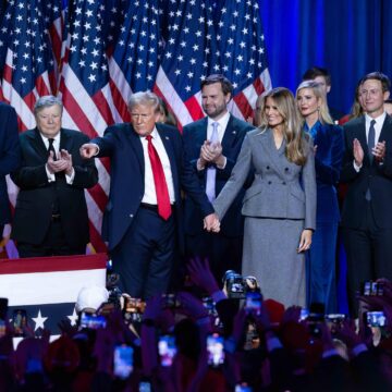 Entouré de membres de sa famille et de partisans, Donald Trump prononce son discours d'acceptation lors de sa soirée électorale au centre de congrès du comté de Palm Beach après avoir été élu 47e président des États-Unis le 5 novembre 2024. Photo : Damon Higgins / The Palm Beach Réseau Post / Sipa USA