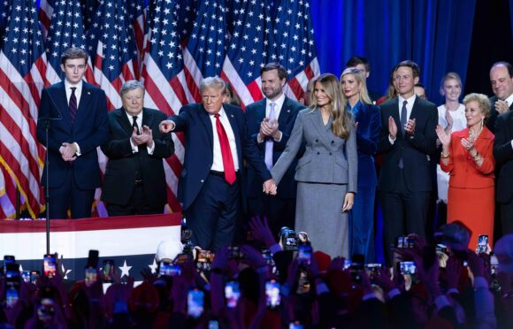 Entouré de membres de sa famille et de partisans, Donald Trump prononce son discours d'acceptation lors de sa soirée électorale au centre de congrès du comté de Palm Beach après avoir été élu 47e président des États-Unis le 5 novembre 2024. Photo : Damon Higgins / The Palm Beach Réseau Post / Sipa USA