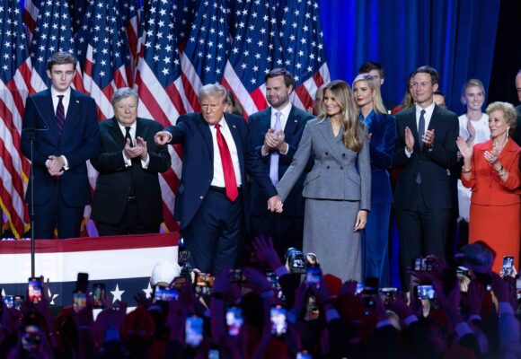 Entouré de membres de sa famille et de partisans, Donald Trump prononce son discours d'acceptation lors de sa soirée électorale au centre de congrès du comté de Palm Beach après avoir été élu 47e président des États-Unis le 5 novembre 2024. Photo : Damon Higgins / The Palm Beach Réseau Post / Sipa USA