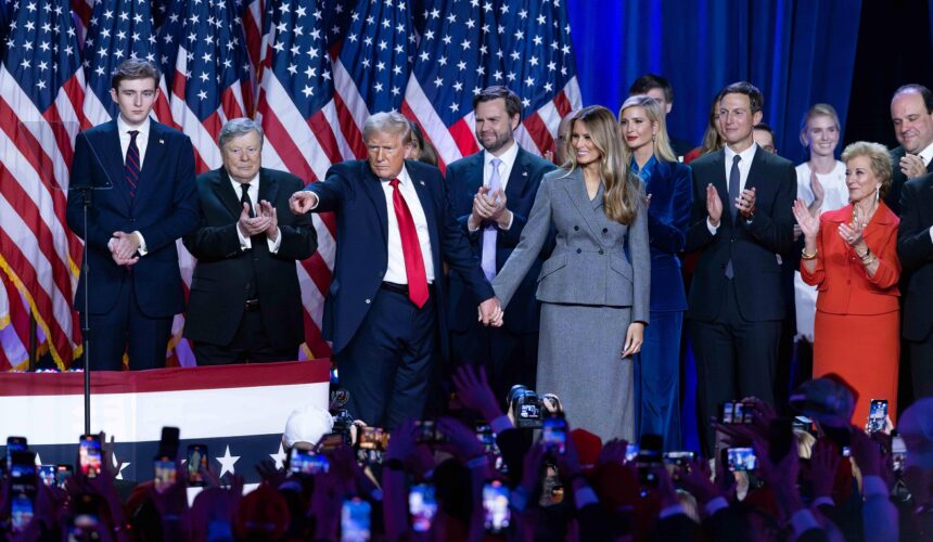 Entouré de membres de sa famille et de partisans, Donald Trump prononce son discours d'acceptation lors de sa soirée électorale au centre de congrès du comté de Palm Beach après avoir été élu 47e président des États-Unis le 5 novembre 2024. Photo : Damon Higgins / The Palm Beach Réseau Post / Sipa USA