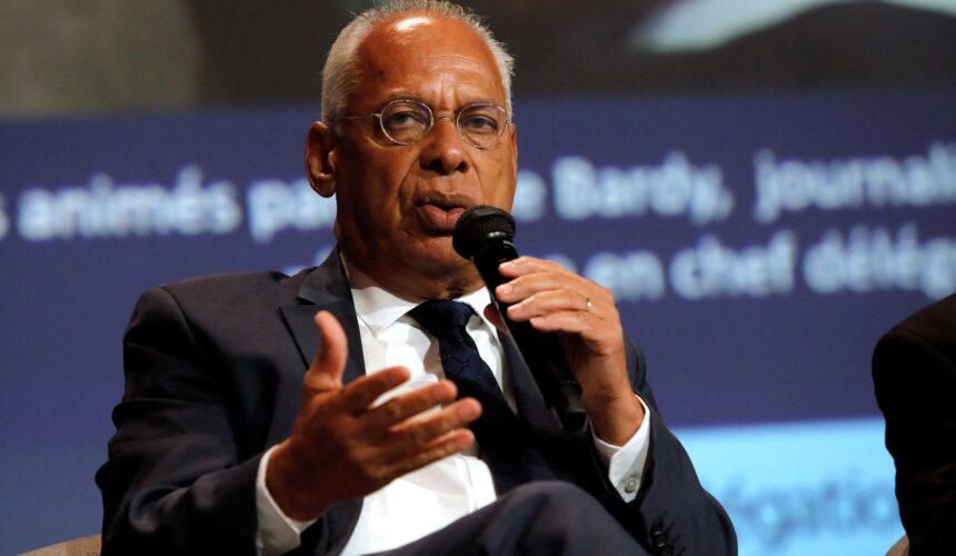 Le sénateur socialiste de Guadeloupe et ancien ministre des Outre-mer Victorin Lurel à Issy les Moulineaux le 18 novembre 2024. Le traditionnel congrès annuel des maires de France s’est ouvert par la journée consacrée aux maires ultramarins et à leurs problématiques particulières. Photo : Daniel Perron / Hans Lucas via AFP