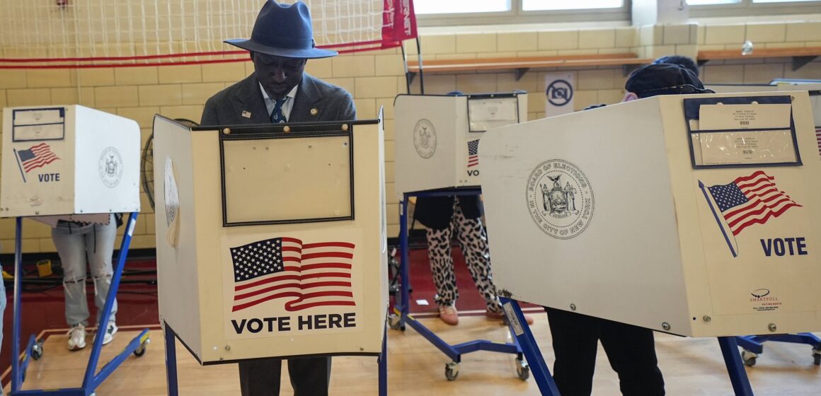 Yusef Salaam, membre du conseil municipal de New York et membre des « Cinq Exonérés », vote au ce mardi 5 novembre 2024, à New York. Photo AP/Frank Franklin