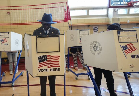 Yusef Salaam, membre du conseil municipal de New York et membre des « Cinq Exonérés », vote au ce mardi 5 novembre 2024, à New York. Photo AP/Frank Franklin