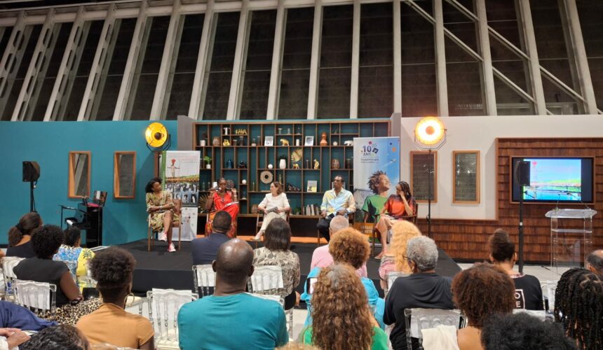 Ce samedi 23 novembre, l’aéroport Guadeloupe Maryse-Condé a accueilli une soirée artistique en hommage à l’écrivaine guadeloupéenne. Photo : FB Région Guadeloupe