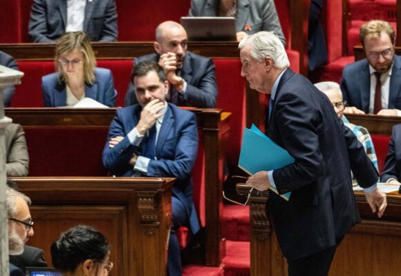 Michel Barnier, Premier ministre, à l'Assemblée nationale à Paris, le 4 décembre 2024, lors du débat et vote de la motion de censure à la suite de sa décision d'utiliser l'article 49.3 de la Constitution sur le projet de loi de financement de la sécurité sociale (PLFSS) 2025. Photo : Olivier Juszczak / Sipa