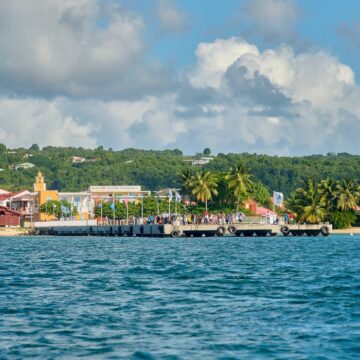 Vue du port de Marie-Galante depuis la mer. Photo : CCMG