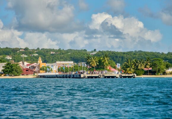 Vue du port de Marie-Galante depuis la mer. Photo : CCMG