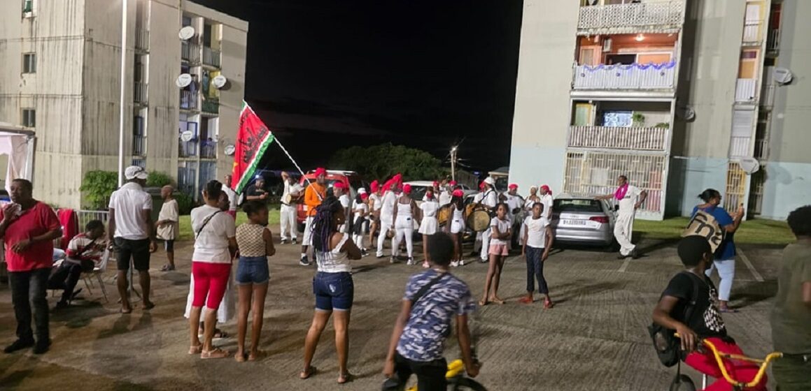 Le week-end dernier, la ville de Basse-Terre a frémi au rythme du déboulé carnavalesque de Neg chapé. Photo : FB Ville de Basse-Terre