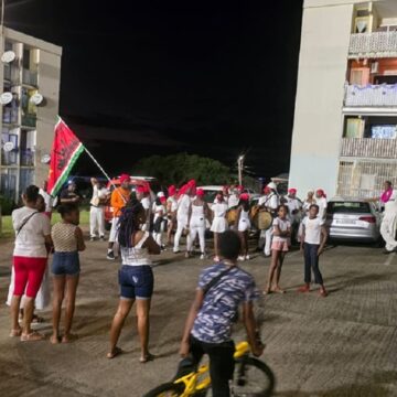 Le week-end dernier, la ville de Basse-Terre a frémi au rythme du déboulé carnavalesque de Neg chapé. Photo : FB Ville de Basse-Terre