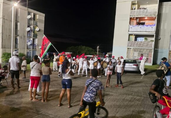 Le week-end dernier, la ville de Basse-Terre a frémi au rythme du déboulé carnavalesque de Neg chapé. Photo : FB Ville de Basse-Terre