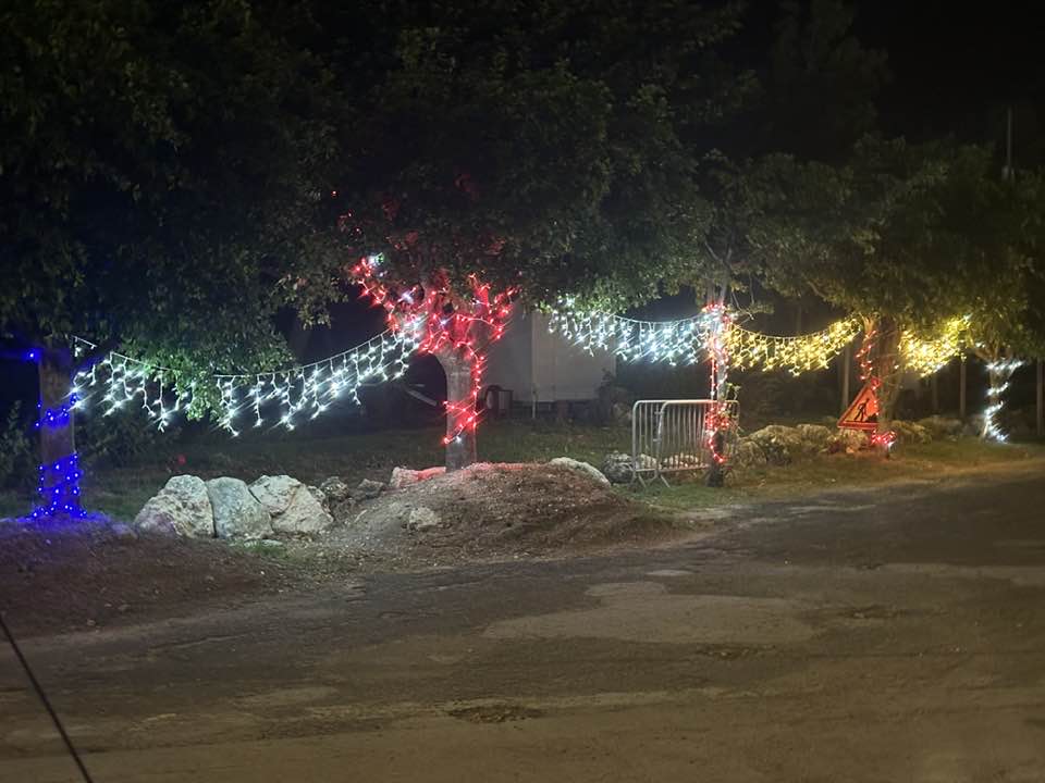 À la Désirade, la magie de Noël s’illumine et chaque recoin du bourg brille