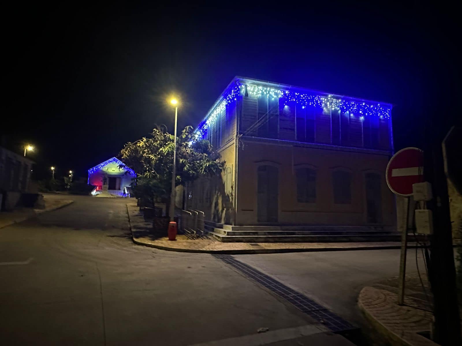 À la Désirade, la magie de Noël s’illumine et chaque recoin du bourg brille