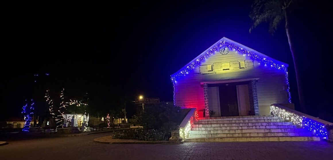 À la Désirade, la magie de Noël s’illumine et chaque recoin du bourg brille