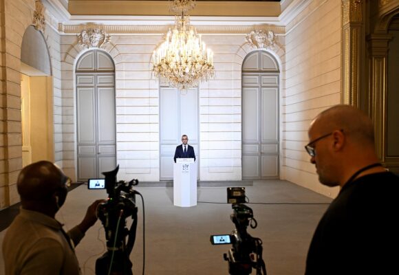 Alexis Kohler, secrétaire général de l'Elysée, annonce la composition du gouvernement de François Bayrou à l'Elysée, Paris, 23 décembre. Photo : Jeanne Accorsini / Sipa