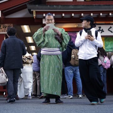 Les visiteurs vérifient les « Omikuji » ou bandes de papier révélatrices de bonnes aventures au temple bouddhiste Sensoji du district d'Asakusa, le mercredi 18 décembre 2024, à Tokyo. Photo : Eugene Hoshiko / Sipa