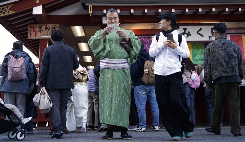 Les visiteurs vérifient les « Omikuji » ou bandes de papier révélatrices de bonnes aventures au temple bouddhiste Sensoji du district d'Asakusa, le mercredi 18 décembre 2024, à Tokyo. Photo : Eugene Hoshiko / Sipa