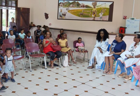 La journaliste Christine Kelly en action avec son association K d'Urgence d’aide aux familles, à Baie-Mahault le 9 aout 2024. Photo : Morel / Simax / Sipa