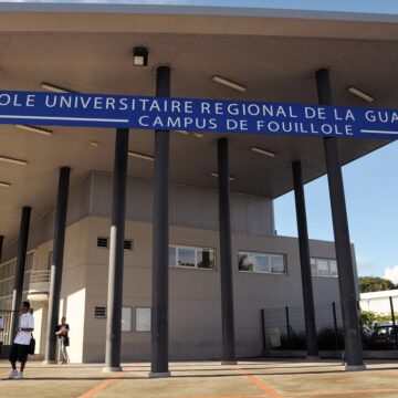 Entrée de l'Université Fouillole à Pointe-à-Pitre, Guadeloupe 19 novembre 2011. Photo : Jean-Michel André / AFP