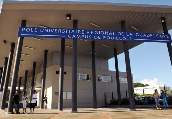 Entrée de l'Université Fouillole à Pointe-à-Pitre, Guadeloupe 19 novembre 2011. Photo : Jean-Michel André / AFP